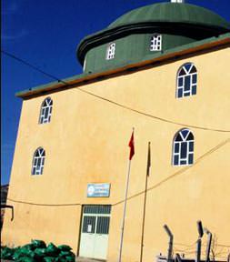 Üstü cami altı okul!