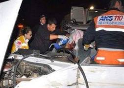Takla atan otomobilinde sıkışarak öldü