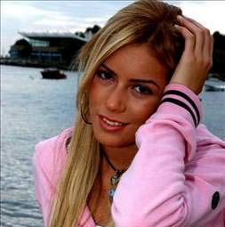 Sevgilisinin yolunu gözlüyor