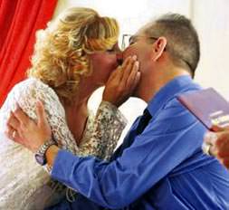 Facebook 17 yıl sonra ikinci kez evlendirdi