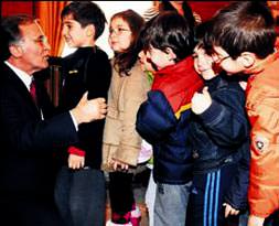 Başkan minikleri kutladı