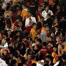 Sami Yen’de koltuklar kırıldı