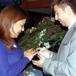 10 bin çiçekle evlenme teklifi