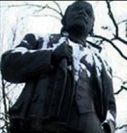 Lenin heykeline saldırı