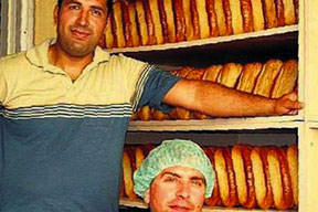 Ayvalık tostuna kan düştü