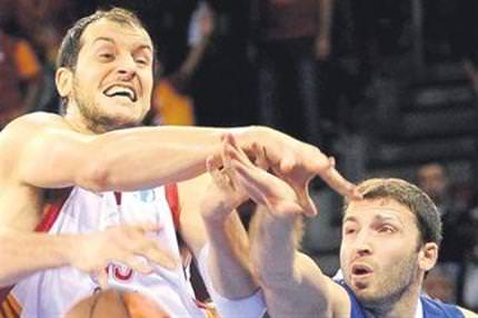 Aslan kendini fazla zorlamadı
