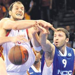 Aslan kendini fazla zorlamadı