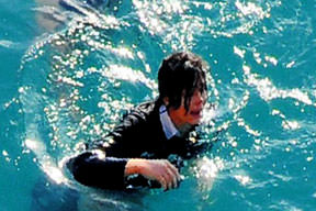 Boğulan kıza herkes baktı, bir kişi kurtardı