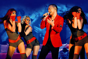 Müzik ve eğlence Beyaz Show'da