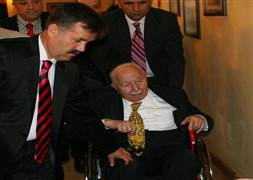 Erbakan hastaneye kaldırıldı!