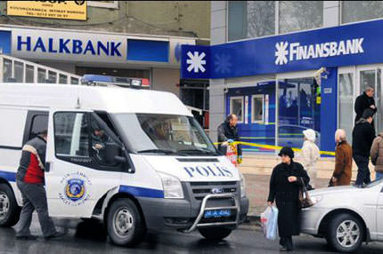 Güvenlikçi yemekte soyguncu bankada