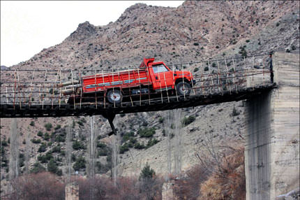 Hayata asıldı