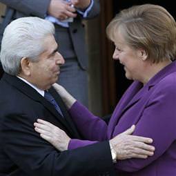 Merkel, Türklere yüklendi