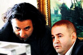 Yönetmen koltuğuna oturdu