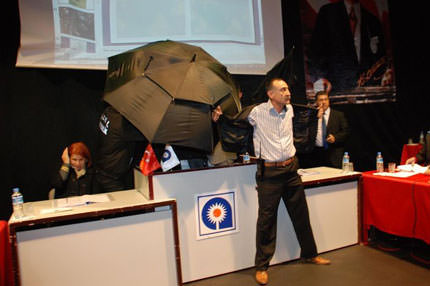 Belediyeyi basıp Başkan’ı taşladılar