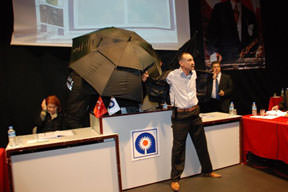 Belediyeyi basıp Başkan'ı taşladılar