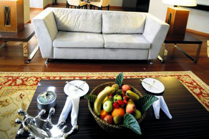 Cage, sarayına yerleşti