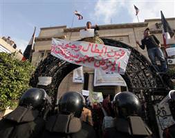 Mısır’da internetten sonra cep telefonları da kesildi