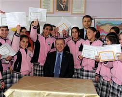 Başbakan Ağrı'da karne dağıttı