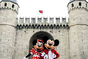 Mickey Mouse Topkapı'da