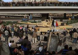 Göstericiler tankların önüne geçti