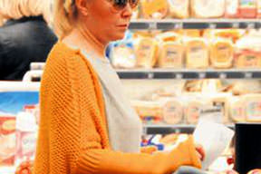 Elinde listeyle markete daldı