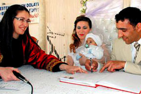 Evlenmeye bebekle gittiler