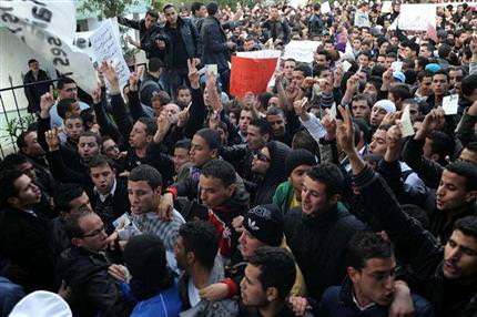 Cezayir’de polis göstericileri kuşattı