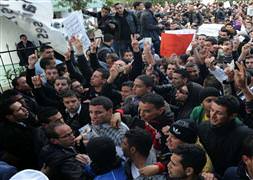 Cezayir’de polis göstericileri kuşattı