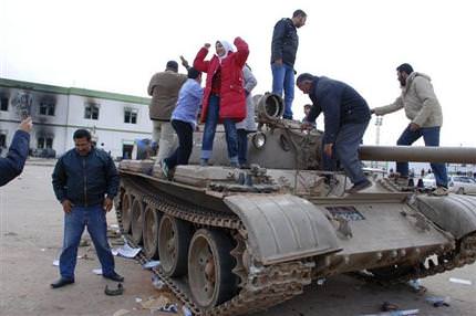 Libya ordusu camiye ateş açtı