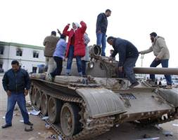 Libya ordusu camiye ateş açtı