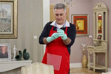 Haluk evde tek başına