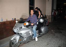 Acun eşiyle buzları eritiyor