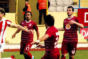Elazığspor liderliği bırakmıyor!