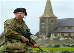 İngiliz askerleri rehin alındı