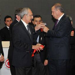 Birlikte kurdele kestiler
