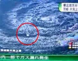 Gemi tsunamiye kapıldı!