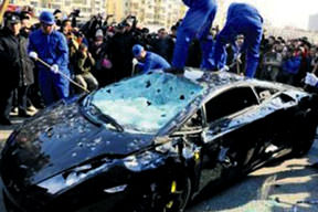 Servise kızan Çinli Lamborghini’yi parçaladı