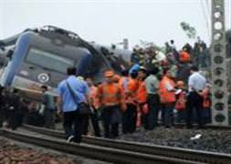 Otobüs ile tren çarpıştı: 10 ölü