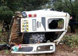 Servis minibüsü kamyonla çarpıştı