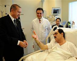 Başbakan Tatlıses'i ziyaret etti