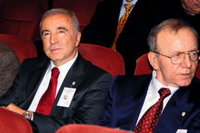 Ünal Aysal'a büyük ilgi