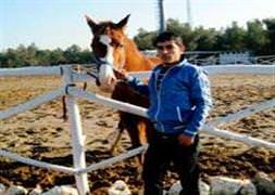 Jokey, eşini motosikletten attı