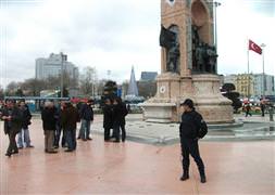 Taksim Meydanı'nda silahlı eylem