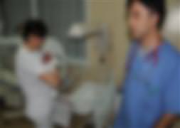 Kızgın kaşığı vücuduna bastılar