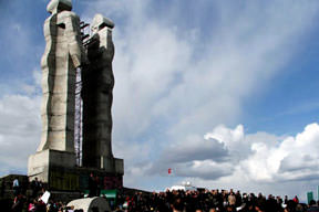 İnsanlık Anıtı'na paravan