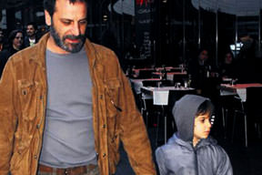 Oğluyla hasret giderdi