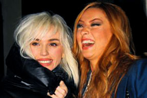 Dosta düşmana inat kahkaha!