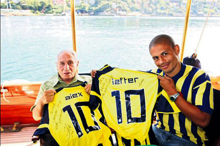 Al kupayı ver Lefter'e