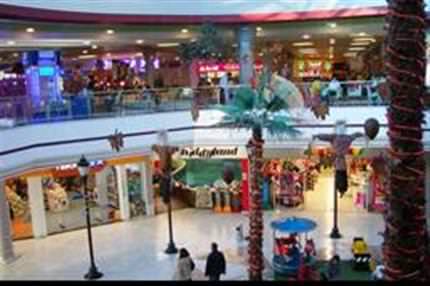 AVM'de bombacı paniği
